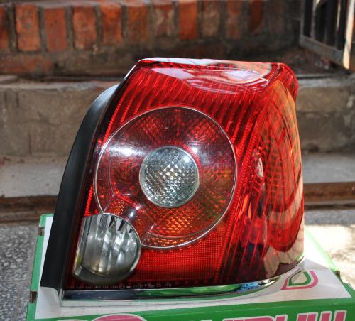 Toyota - Avensis - 4 drzwi - (2006 - 2009) - Oświetlenie / Lampa tylna  prawa