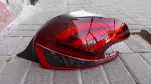 Peugeot - 208 - 3 drzwi - (2015-) - Oświetlenie / Lampa tylna  prawa