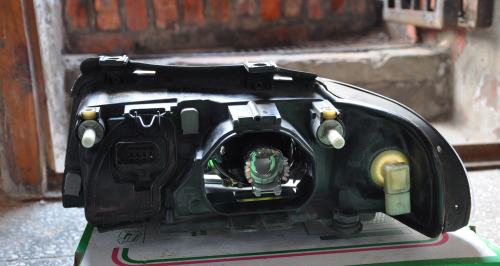 Audi - A4 - Kombi - (1999 - 2002) - Oświetlenie / Lampa przednia   prawa Xenon