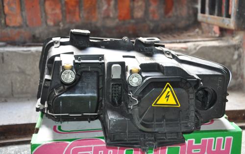 Audi - A4 - (2001 - 2004) - Oświetlenie / Lampa przednia   prawa Xenon