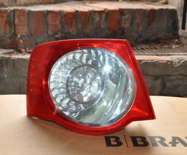 Volkswagen - Jetta - (2005 - 2011) - Oświetlenie / Lampa tylna lewa