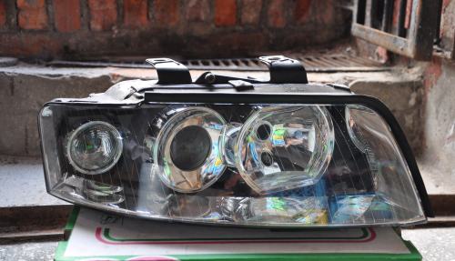 Audi - A4 - Kombi - (2002 - 2004) - Oświetlenie / Lampa przednia   prawa Xenon