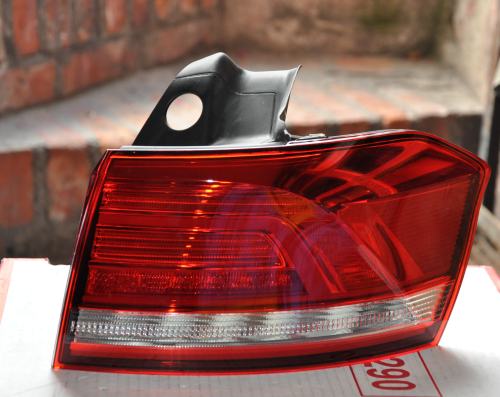 Volkswagen - Passat - Kombi - (2014-) - Oświetlenie / Lampa tylna  prawa