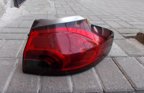 Opel - Zafira C - (2012 - 2016) - Oświetlenie / Lampa tylna  prawa
