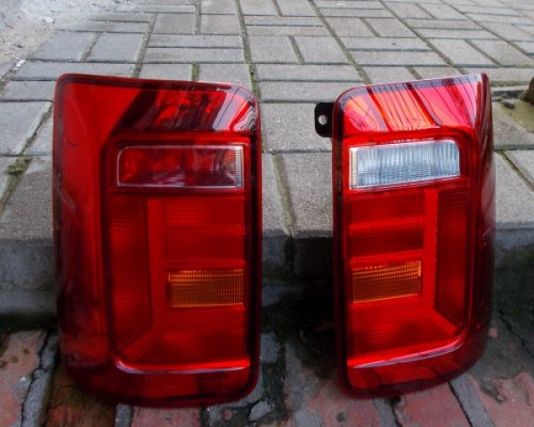 Volkswagen - Caddy - Osob./Tow.- (2010-) - Oświetlenie / Lampa tylna  prawa