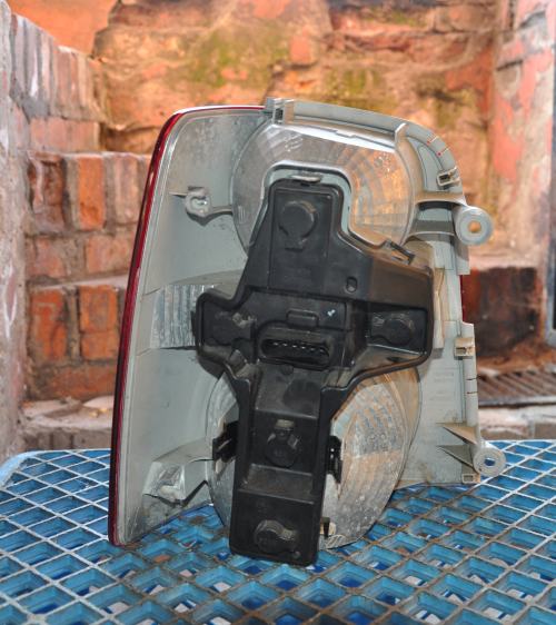 Volkswagen - Touran - (2006 - 2010) - Oświetlenie / Lampa tylna  prawa