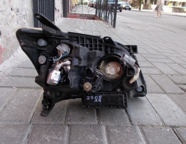 Toyota - Avensis - 4 drzwi - (2003 - 2006) - Oświetlenie / Lampa przednia   lewa Xenon