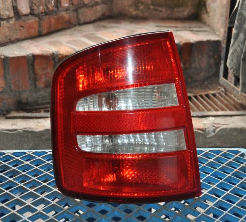 Skoda - Fabia - 4 drzwi - (2001 - 2004) - Oświetlenie / Lampa tylna  prawa