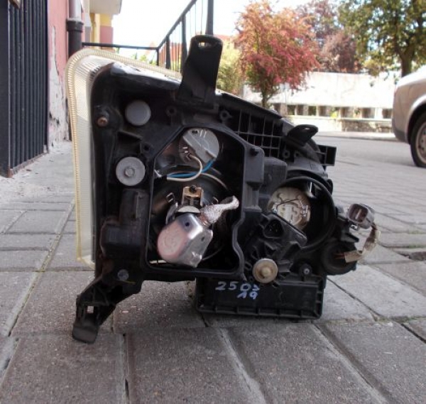 Toyota - Avensis - Kombi - (2003 - 2006) - Oświetlenie / Lampa przednia   lewa Xenon