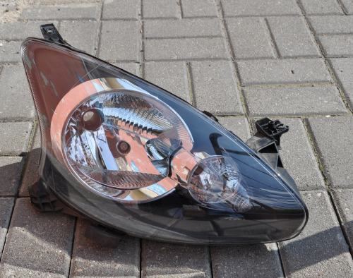 Toyota - Aygo - 5 drzwi - (2009 - 2012) - Oświetlenie / Lampa przednia prawa