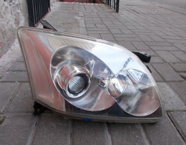 Toyota - Avensis - 4 drzwi - (2003 - 2006) - Oświetlenie / Lampa przednia   prawa Xenon
