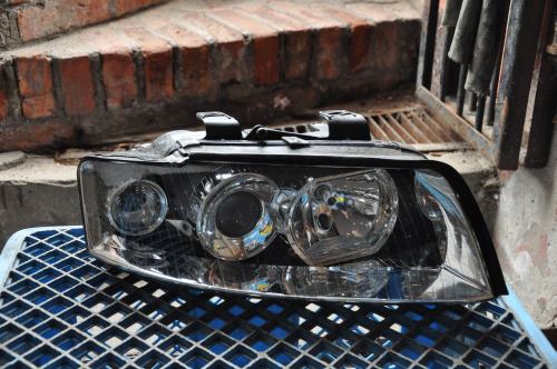 Audi - A4 - (2001 - 2004) - Oświetlenie / Lampa przednia prawa