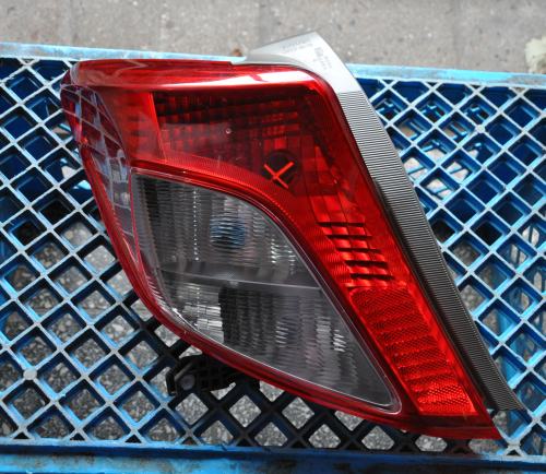 Toyota - Yaris - 3 drzwi - (2011 - 2014) - Oświetlenie / Lampa tylna lewa