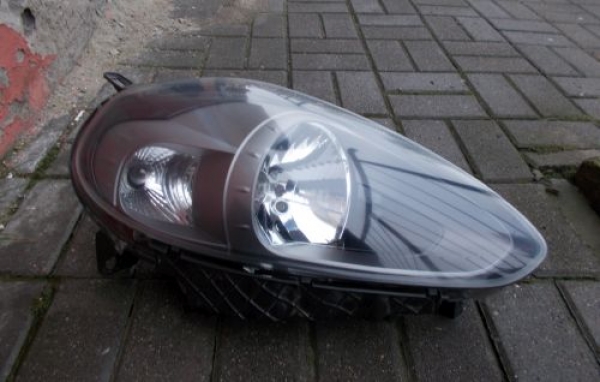 Fiat - Punto Evo - 5 drzwi - (2009 - 2012) - Oświetlenie / Lampa przednia prawa