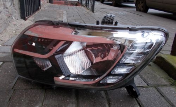 Dacia - Sandero - (2012-) - Oświetlenie / Lampa przednia lewa