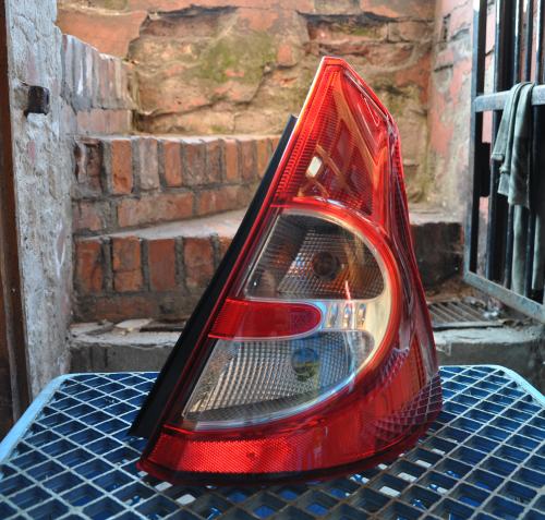 Dacia - Sandero - (2008 - 2012) - Oświetlenie / Lampa tylna  prawa