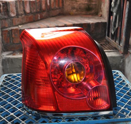 Toyota - Avensis - 4 drzwi - (2003 - 2006) - Oświetlenie / Lampa tylna lewa