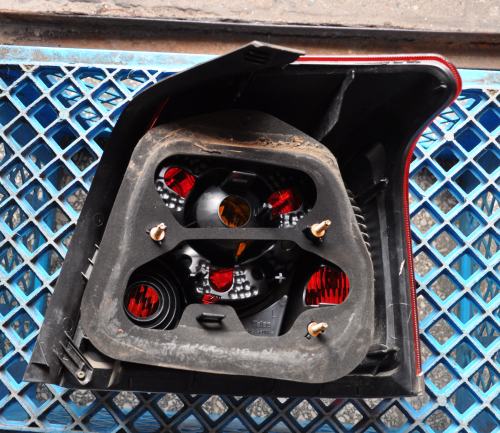 Toyota - Avensis - 4 drzwi - (2003 - 2006) - Oświetlenie / Lampa tylna lewa