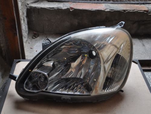 Toyota - Yaris - 3 drzwi - (2003 - 2006) - Oświetlenie / Lampa przednia lewa