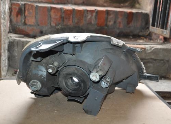 Toyota - Yaris - 5 drzwi - (2003 - 2006) - Oświetlenie / Lampa przednia lewa