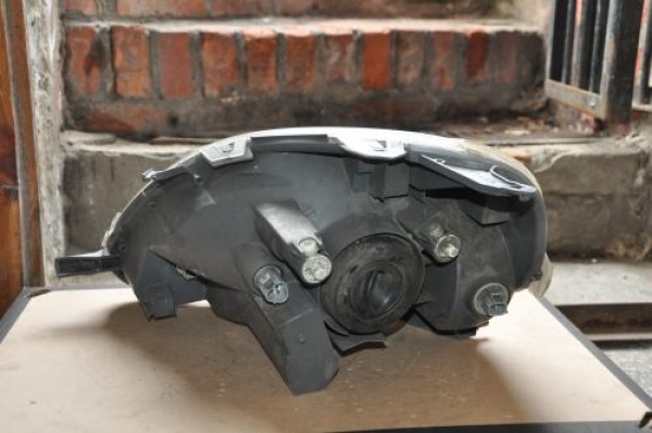 Toyota - Yaris - 3 drzwi - (2003 - 2006) - Oświetlenie / Lampa przednia prawa