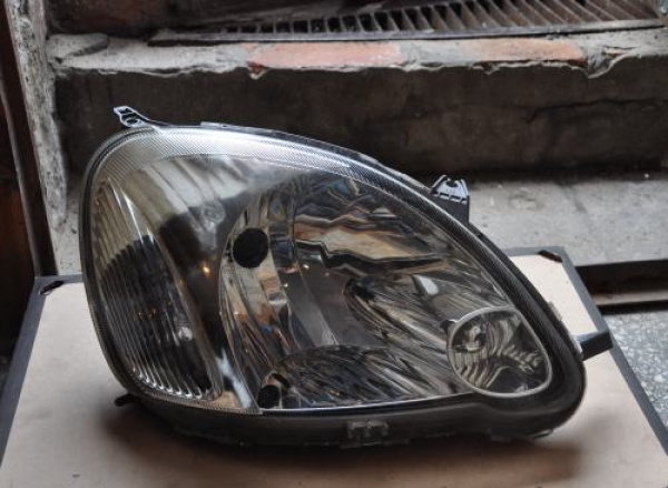Toyota - Yaris - 5 drzwi - (2003 - 2006) - Oświetlenie / Lampa przednia prawa