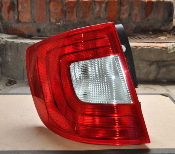 Skoda - Superb - Kombi - (2010 - 2013) - Oświetlenie / Lampa tylna lewa