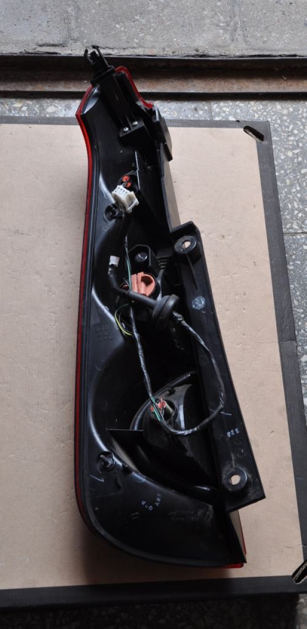 Nissan - Note - (2009 - 2013) - Oświetlenie / Lampa tylna  prawa