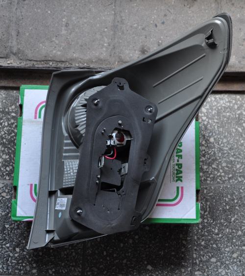 Toyota - Verso - (2009 - 2013) - Oświetlenie / Lampa tylna lewa