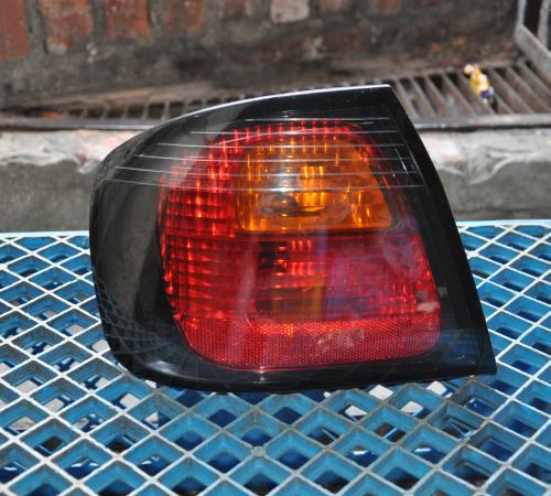 Nissan - Primera - 5 drzwi - (1999 - 2002) - Oświetlenie / Lampa tylna lewa