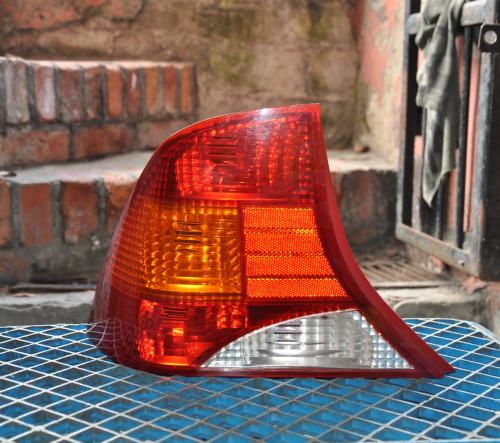 Ford - Focus - 4 drzwi - (1999 - 2001) - Oświetlenie / Lampa tylna lewa