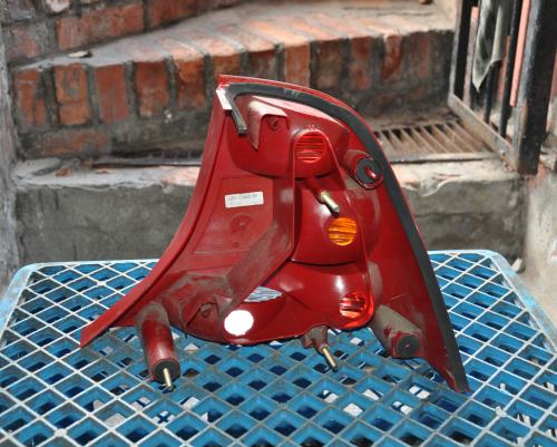 Ford - Focus - 4 drzwi - (2001 - 2004) - Oświetlenie / Lampa tylna lewa