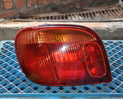 Toyota - Yaris - 3 drzwi - (2003 - 2006) - Oświetlenie / Lampa tylna lewa