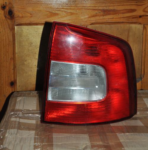 Skoda - Octavia - Kombi - (2008 - 2013) - Oświetlenie / Lampa tylna  prawa