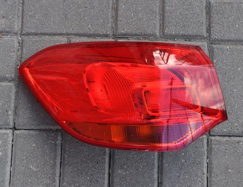 Opel - Astra - J - Kombi - (2010 - 2015) - Oświetlenie / Lampa tylna lewa
