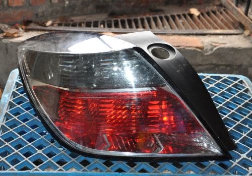 Opel - Astra - H - 3 drzwi - (2004 - 2007) - Oświetlenie / Lampa tylna lewa