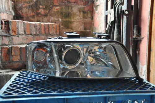 Audi - A6 - (2001 - 2004) - Oświetlenie / Lampa przednia prawa