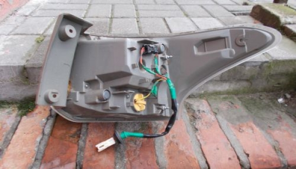 Mitsubishi - Outlander - (2012 - 2015) - Oświetlenie / Lampa tylna lewa