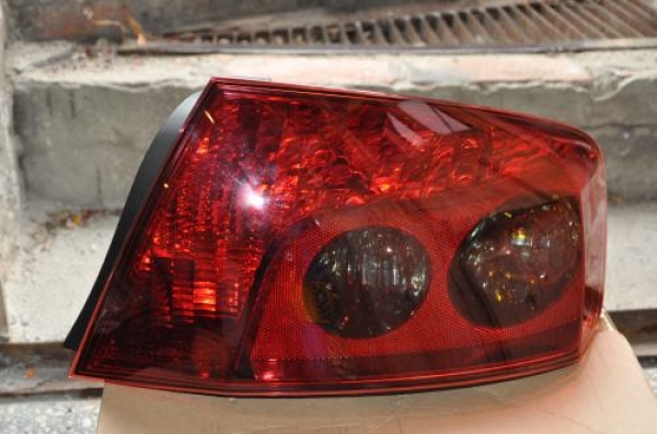 Peugeot - 407 - 4 drzwi - (2004 - 2008) - Oświetlenie / Lampa tylna lewa
