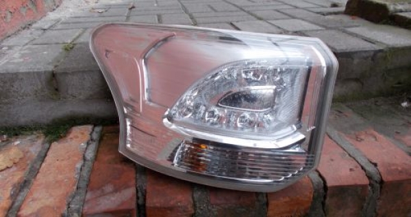 Mitsubishi - Outlander - (2012 - 2015) - Oświetlenie / Lampa tylna lewa