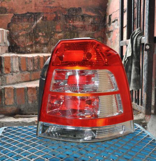 Opel - Zafira B - (2008 - 2014) - Oświetlenie / Lampa tylna  prawa