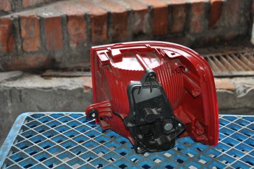 Volkswagen - Touran - (2010 - 2015) - Oświetlenie / Lampa tylna lewa