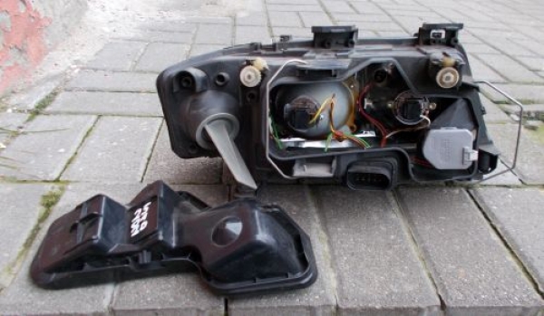 Audi - A6 - (2001 - 2004) - Oświetlenie / Lampa przednia lewa