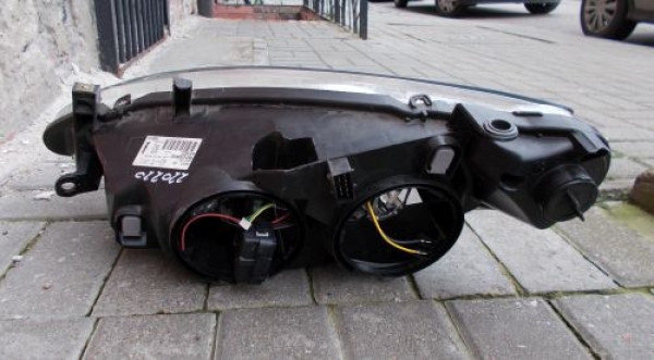 Peugeot - 307 - 3 drzwi - (2001 - 2005) - Oświetlenie / Lampa przednia prawa