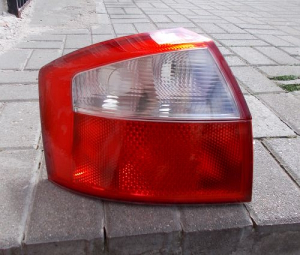 Audi - A4 - (2001 - 2004) - Oświetlenie / Lampa tylna lewa