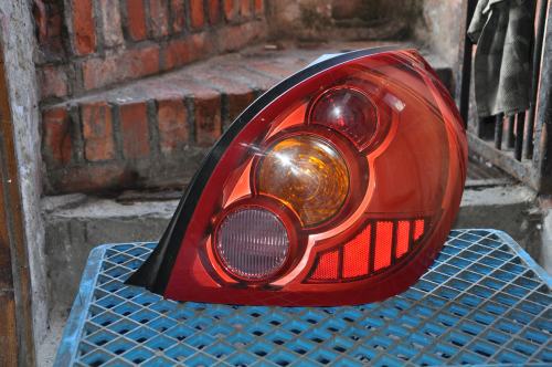 Nissan - Almera - 5 drzwi - (2002 - 2006) - Oświetlenie / Lampa tylna  prawa