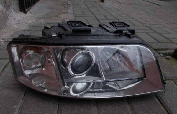 Audi - A6 - (2001 - 2004) - Oświetlenie / Lampa przednia prawa