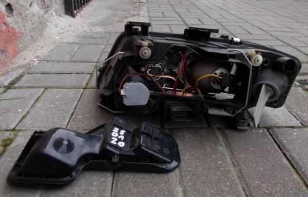 Audi - A6 - Kombi - (2002 - 2004) - Oświetlenie / Lampa przednia prawa