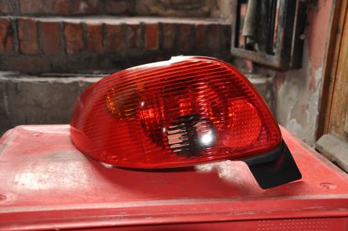 Peugeot - 206 - 5 drzwi - (2003 - 2009) - Oświetlenie / Lampa tylna lewa