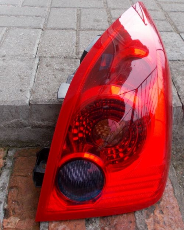 Nissan - Primera - 5 drzwi - (2005 - 2007) - Oświetlenie / Lampa tylna  prawa
